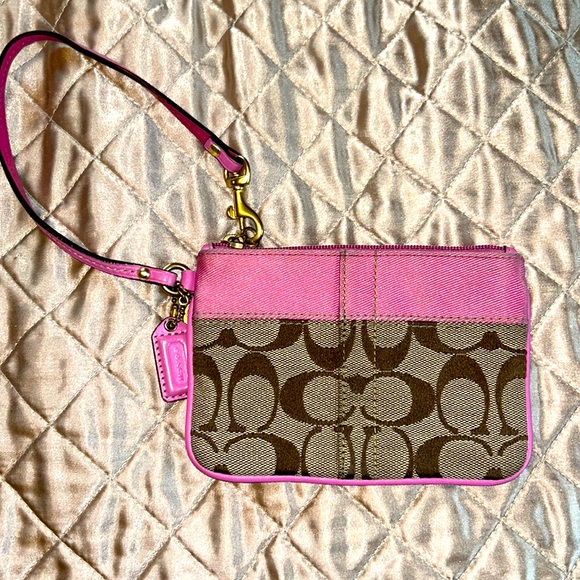 Coach Handbags - COACH WRISTLET CHANGE PURSE 👛